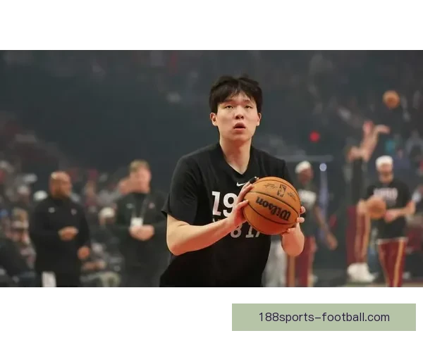 杨瀚森6分4篮板遭恶意抱摔裁判判罚引球迷狂嘘 杨瀚森6分4篮板遭恶意抱摔裁判判罚引球迷狂嘘